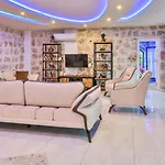 İslamlar 4 Bedroom Secluded With Private Pool Hot Tub فيلة