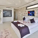 İslamlar 4 Bedroom Secluded With Private Pool Hot Tub