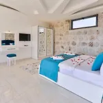 İslamlar 4 Bedroom Secluded With Private Pool Hot Tub فيلة
