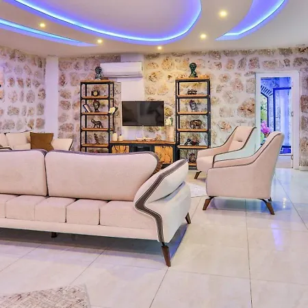 İslamlar 4 Bedroom Secluded With Private Pool Hot Tub فيلة